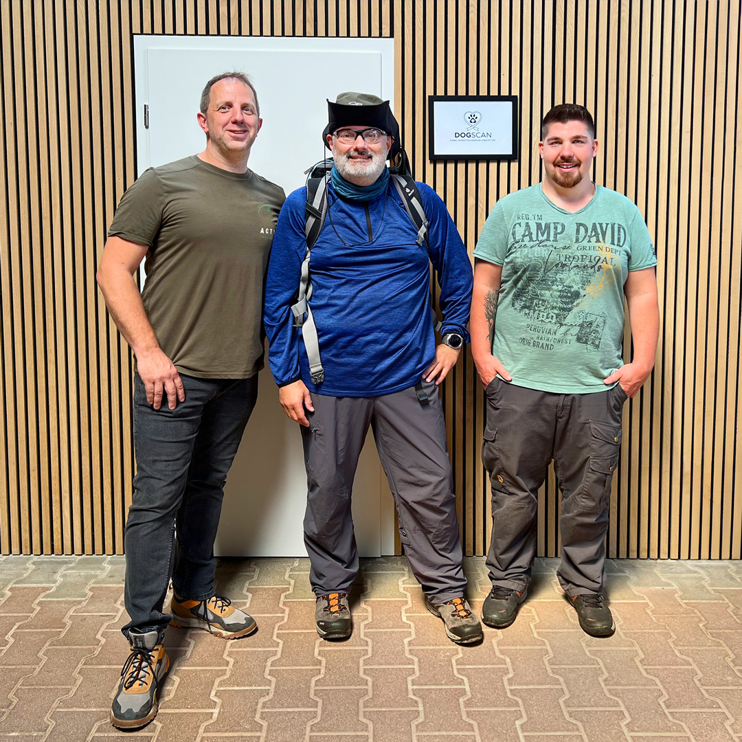 Larsen Lüngen mit den Gründern von Dogscan, der Firma die er mit seiner Wanderung sponsort.